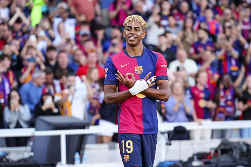 برشلونة يعلن قريباً: لامين يامال يرتدي القميص رقم 10 رسميًا