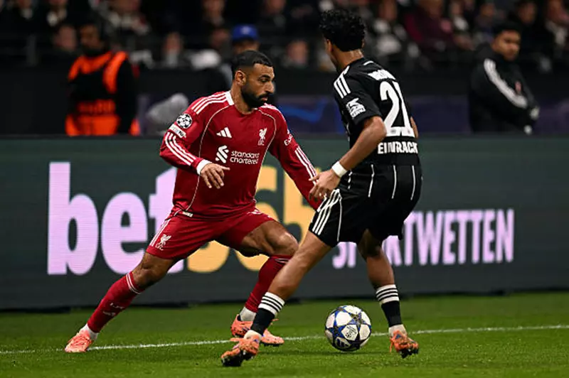 أهدر فرصتين في 16 دقيقة.. ماذا قدم صلاح أمام فرانكفورت؟